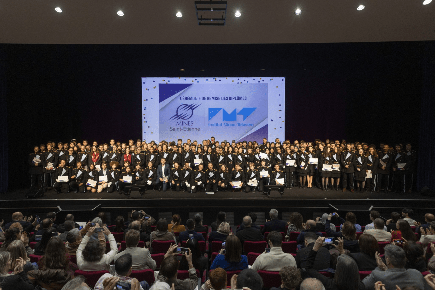 Une remise des diplômes sous la neige