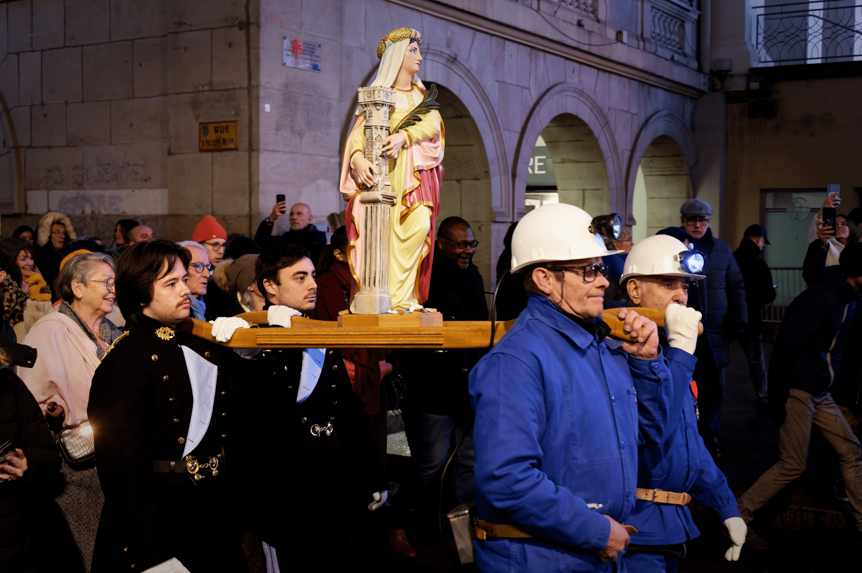 Deux élèves ICM ont porté la statue de Sainte-Barbe du défilé du 6 décembre à Saint-Etienne
