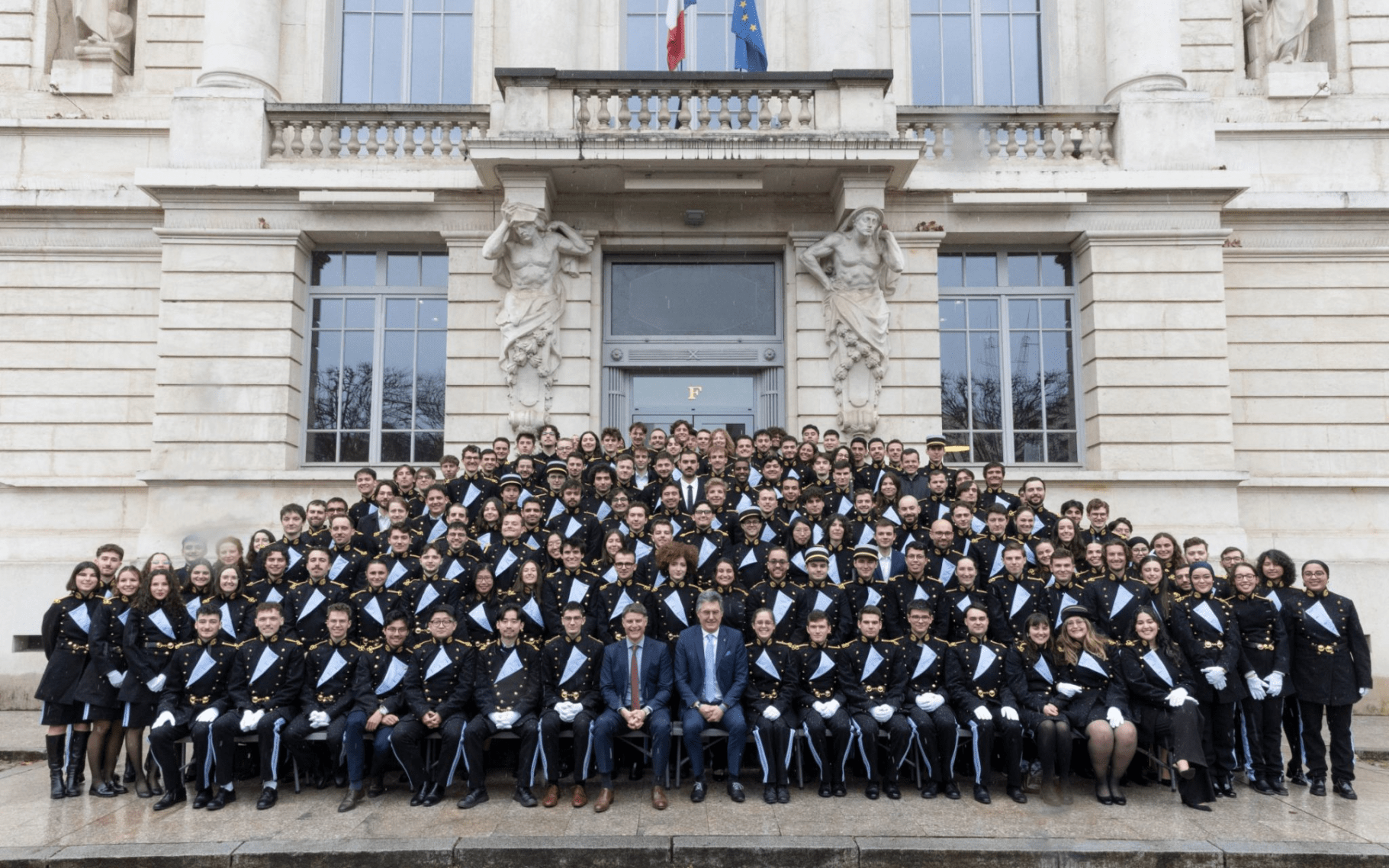 Une remise des diplômes sous la neige